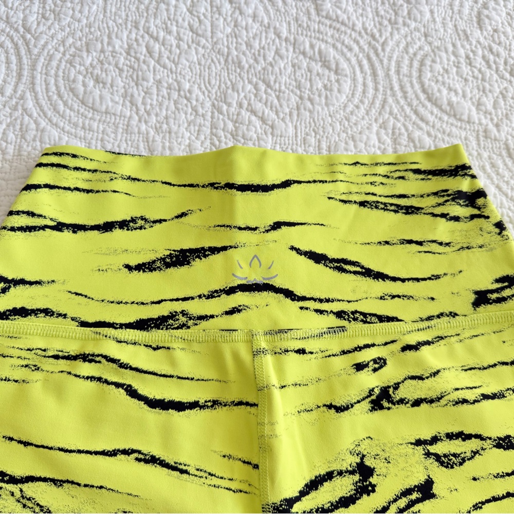 Beyond Yoga Bike Shorts Neon Yellow Zebra Jacquard Size Medium - Picture 3 of 7